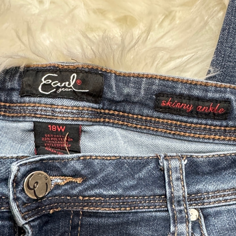 Classic Blue Denim Women's Jeans - Picture 3 of 6